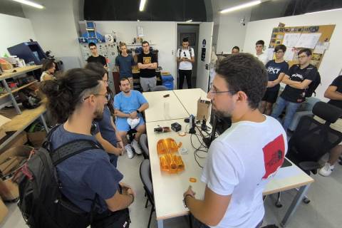 Adrián Vidal mostrando el robot submarino que están desarrollando en la asociación UPCT Makers.